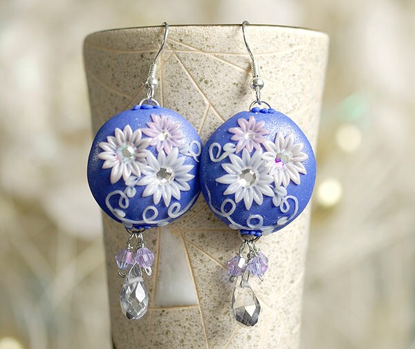 Polymer Clay Ohrringe, Blaue Florale Swarovski Strass Tropfen, Silber Und Blauer Ton Weiße Blumen Schmuck von irenau