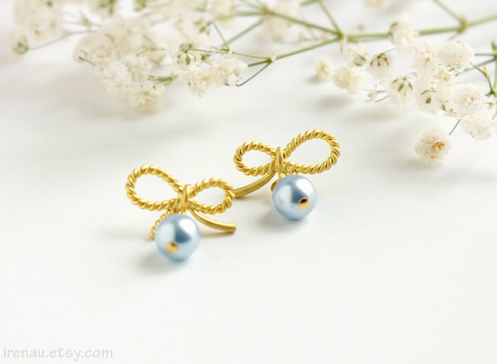 Schleife Versprechen Ohrringe, Blaue Gold Ohrstecker Perlen Niedliche Minimal Etwas Blau, Zierliche Tropfen Ohrringe von irenau