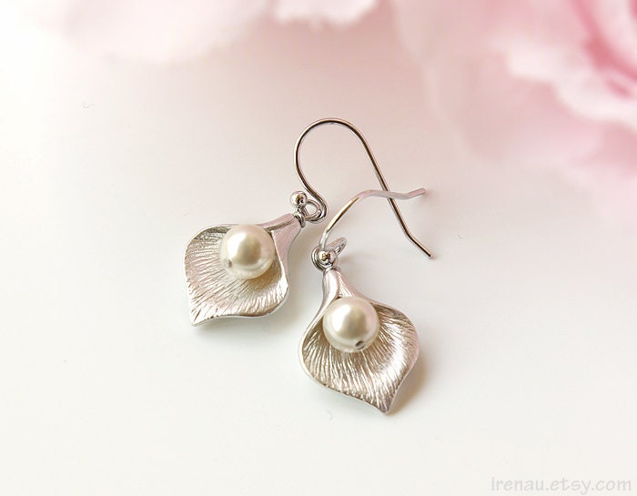 Silber Calla Ohrringe, Matt Lilie Swarovski Perle Tropfen Braut Blume Hochzeit Perlenschmuck von irenau