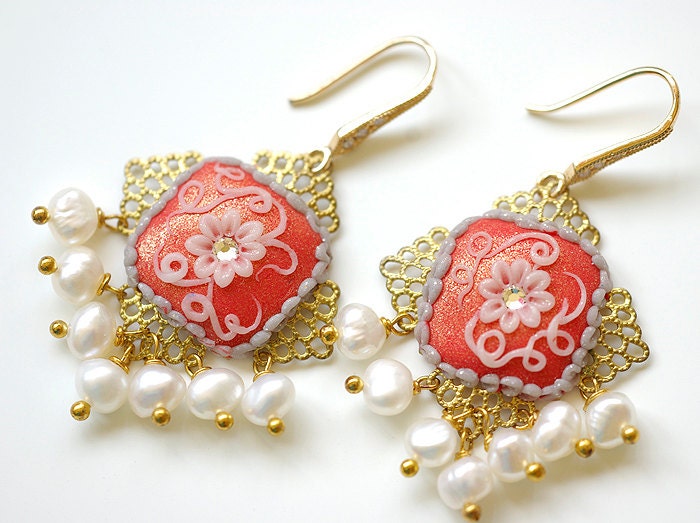 Süßwasserperlen Ohrringe, Gold Weiße Und Rote Polymer Clay Florale Swarovski Ohrringe Gold Filigran von irenau