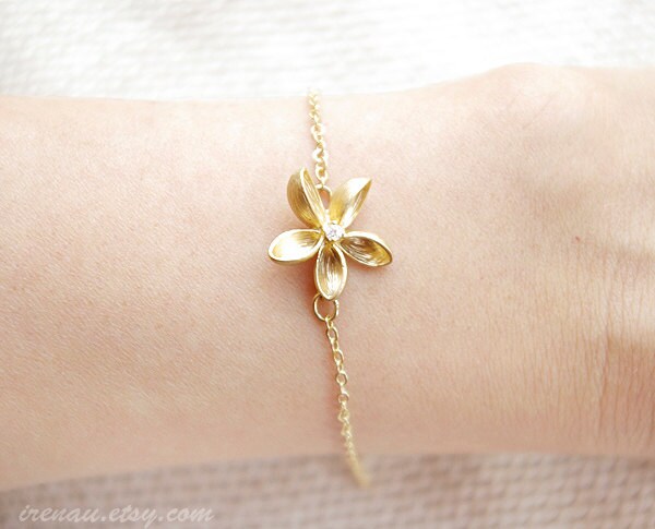 Windmühle Blume Armband, Frangipani Gold Bettelarmband, Plumeria Zierliche Armband von irenau