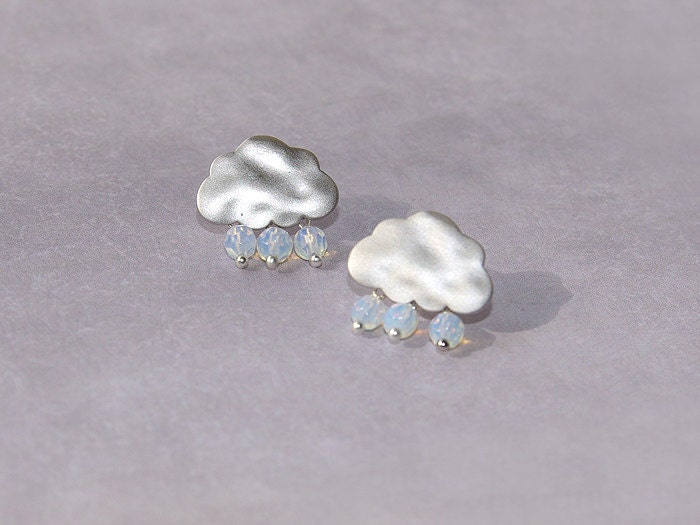 Wolkenohrringe, Regenohrringe Mit Drei Tropfen, Regentropfen Ohrringe in Silber, Silberohrstecker, Weiße Opal Ohrringe, Kleine Ohrstecker von irenau