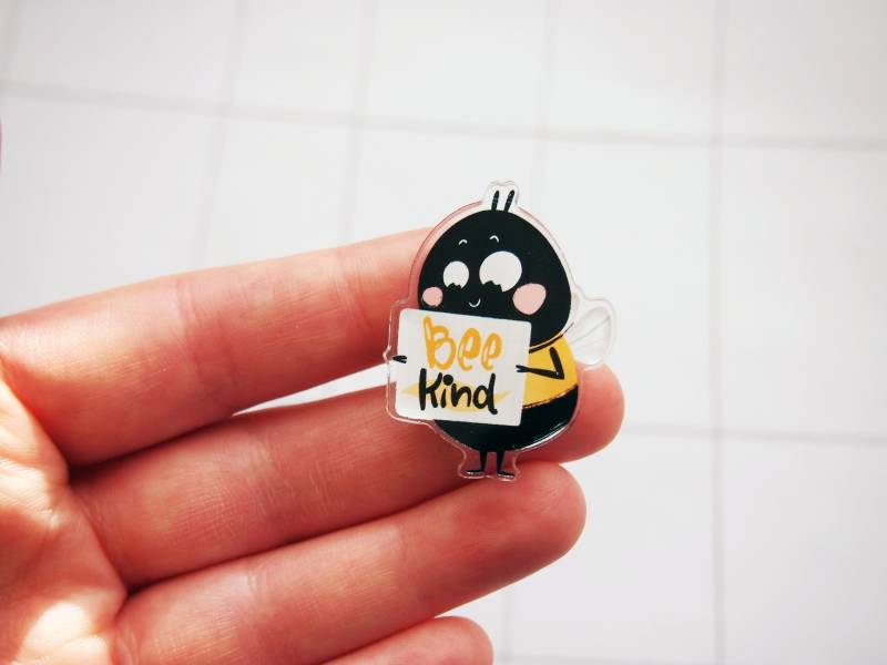 Biene Art Pin Kindness Abzeichen Inspirational Bee Schmuck Positiv Empowerment Freundlichkeit Accessoire Motivational Acryl von ireneagh