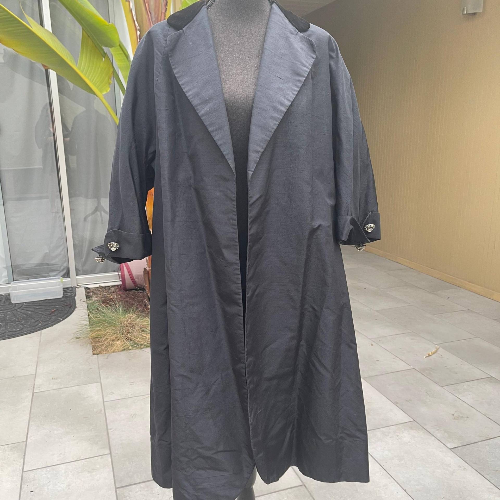 Bonwit Teller Lange Schwarze Vintage Mantel Jacke Samt Kragen 1960Er Jahre Bonwit Teller Lange Schwarze Vintage Mantel Jacke Samt Kragen 1960Er Jahre von irievibe420