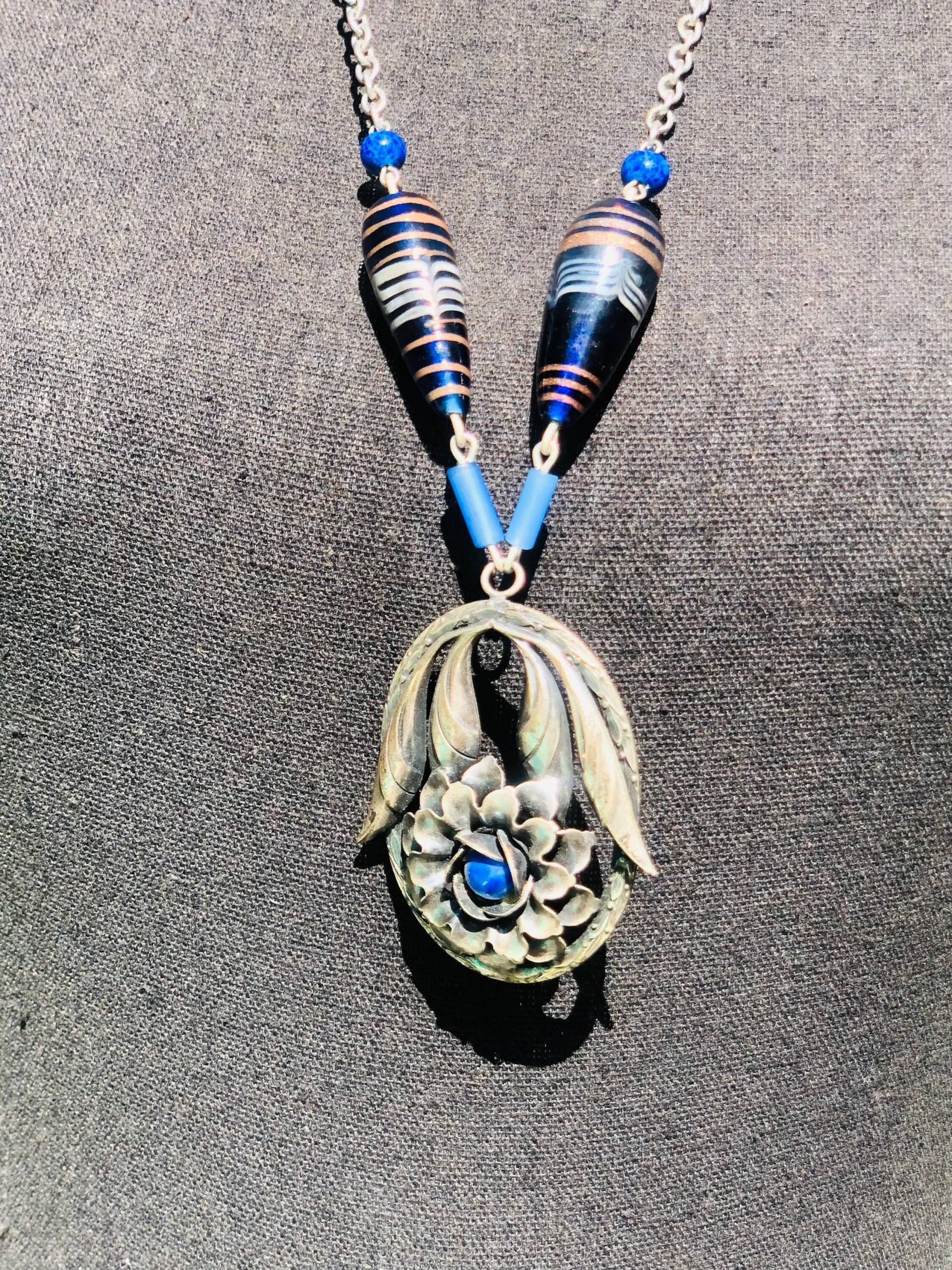 Ovale Silberne Blume Anhänger Vintage Blaue Glasperlenkette Ovale Silberne Blume Anhänger Vintage Blaue Glasperlenkette von irievibe420