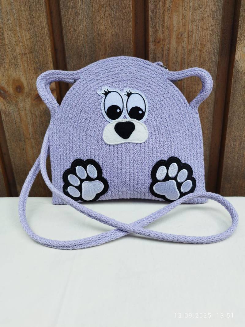 Lila Kindertasche Aus Baumwollkordel, Verziert Mit Einem Niedlichen Tiergesicht Lila Kindertasche Aus Baumwollkordel, Verziert Mit Einem Niedlichen Tiergesicht von irinaivanova75
