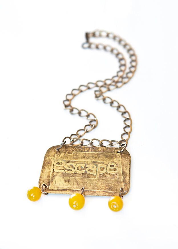 Messing Anhänger, Unikat, Statement Halskette, Boho, Gold, Nickelfrei, Kette, Patina, Großer Geätztes Metall, Anhänger Worte von irinimichopoulou