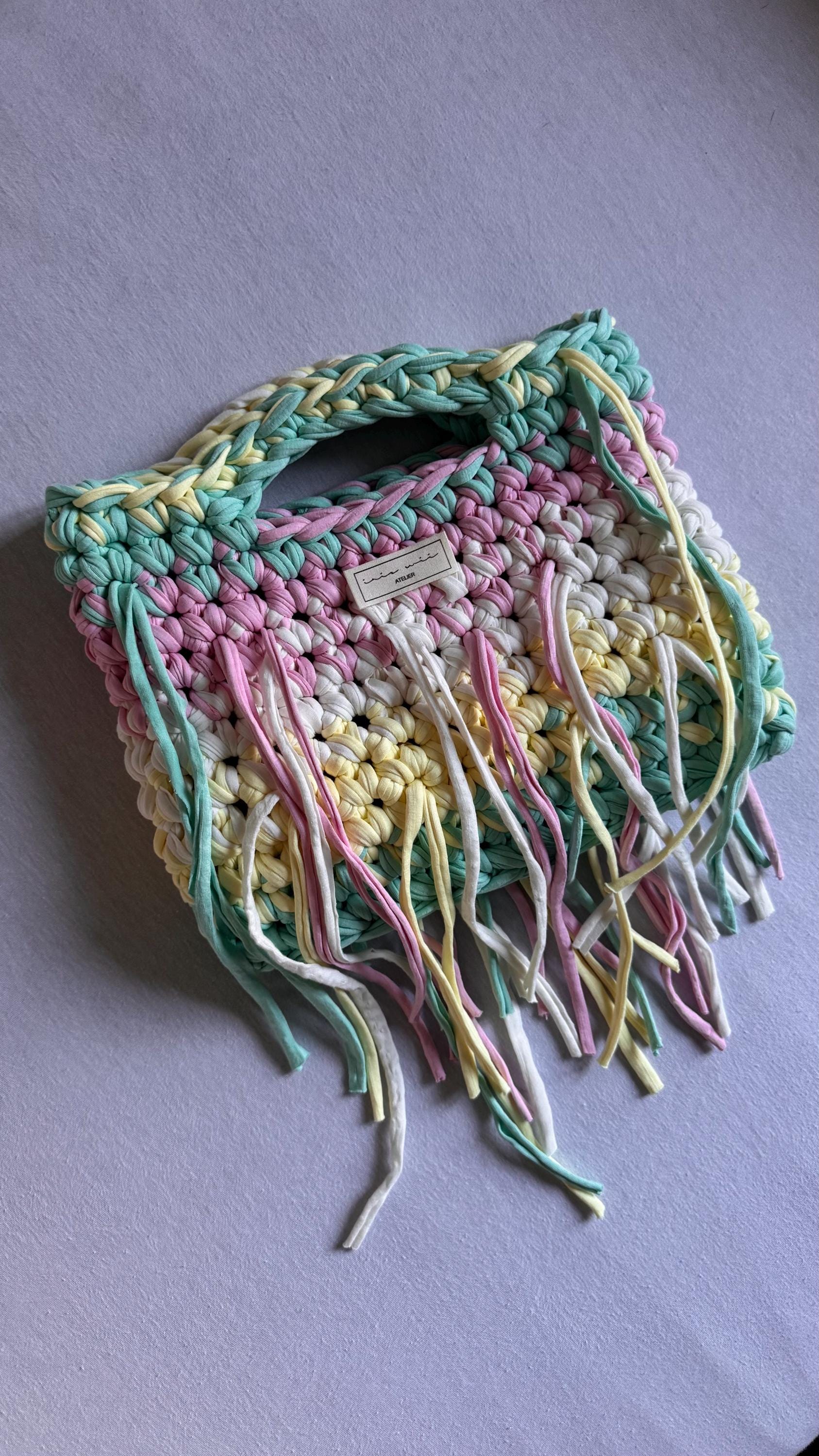 Crochet Bag -Carry Bag Bonbon - Häkeltasche Mit Fransen in Bunt/Mehrfarbig Crochet Bag -Carry Bag Bonbon - Häkeltasche Mit Fransen in Bunt/Mehrfarbig von iriswiiATELIER