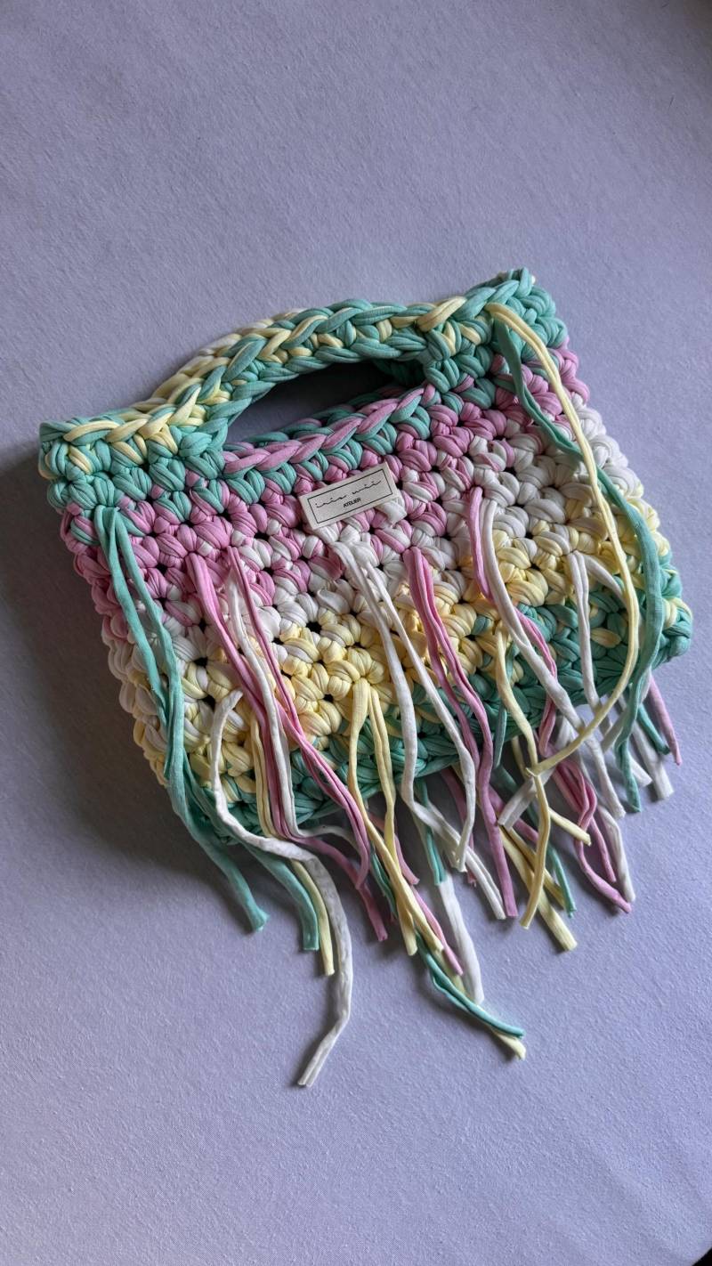 Crochet Bag -Carry Bag Bonbon - Häkeltasche Mit Fransen in Bunt/Mehrfarbig Crochet Bag -Carry Bag Bonbon - Häkeltasche Mit Fransen in Bunt/Mehrfarbig von iriswiiATELIER