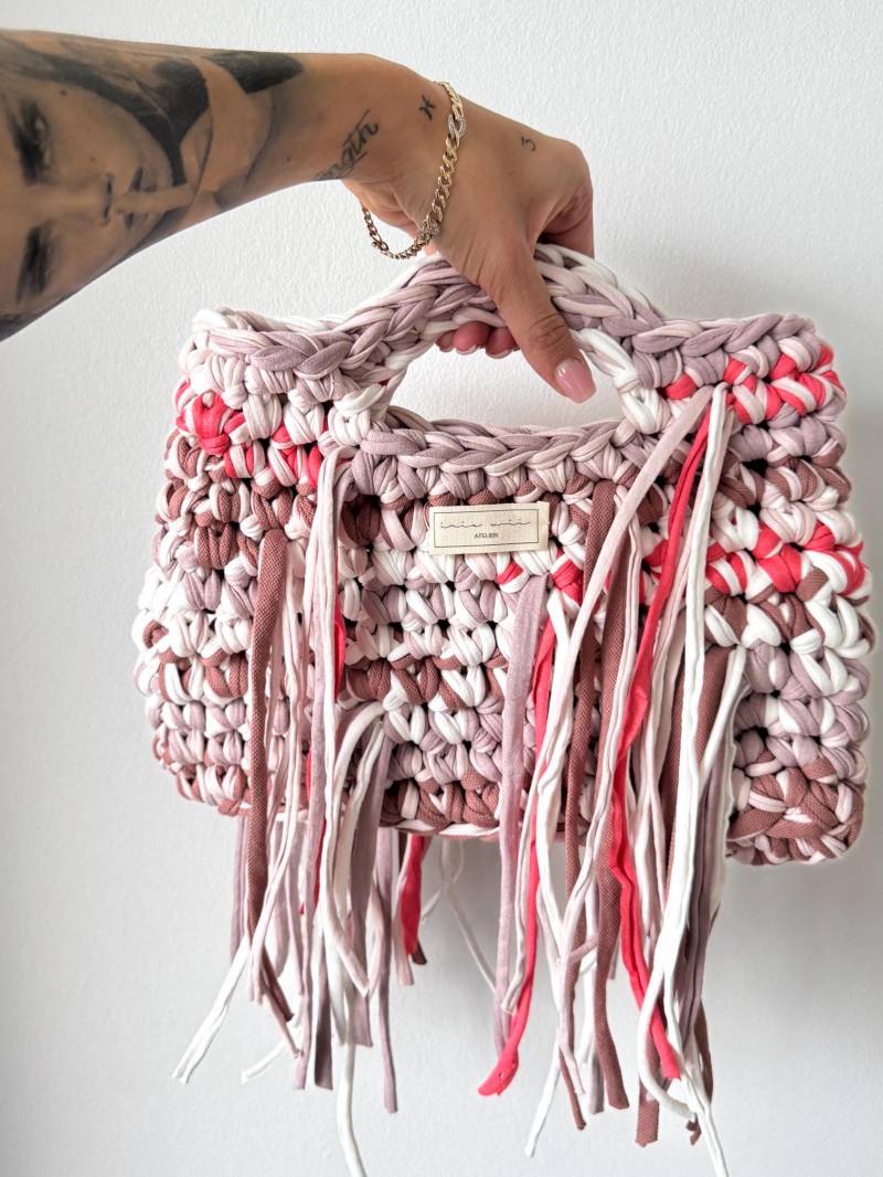 Crochet Bag -Carry Bag Dusty Rose - Häkeltasche Mit Fransen in Bunt/Mehrfarbig von iriswiiATELIER