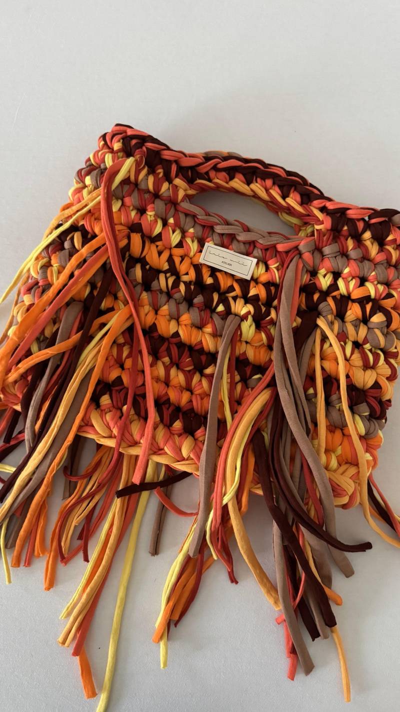 Crochet Bag -Carry Bag Fire - Häkeltasche Mit Fransen in Bunt/Mehrfarbig Rot-Orange von iriswiiATELIER