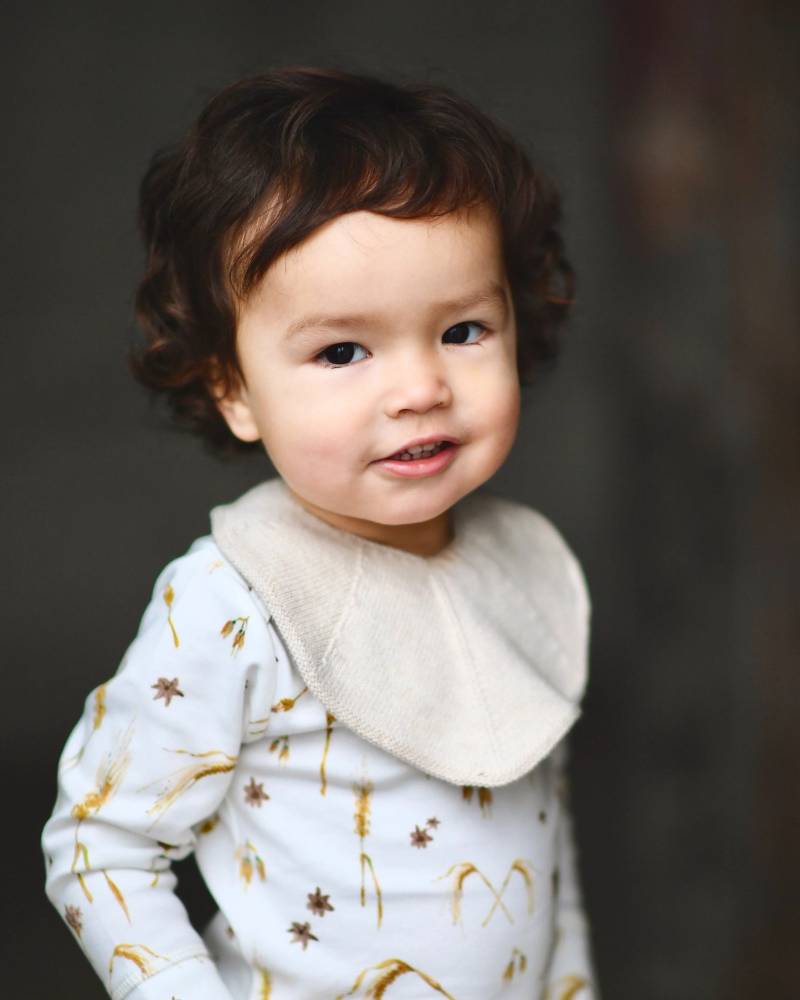 Tuch Halstuch Strick Saga Copenhagen Baby Geschenk Spucktuch Newborn Dreieckstuch Knopf von irmaundben