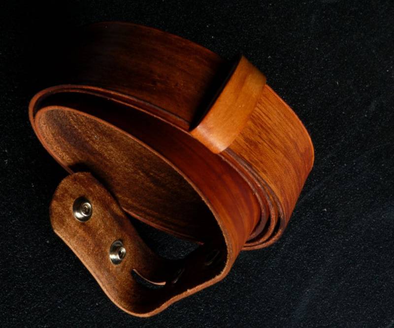 Handgefärbter Ledergürtel Mit Holzmaserung von ironartcanada