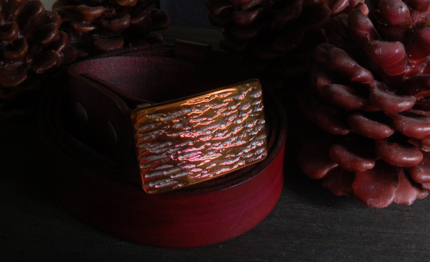 Amboss Textur Gürtel & Schnalle Set Handgefärbtes Pflaumen Leder, Hypoallergen von ironartcanada