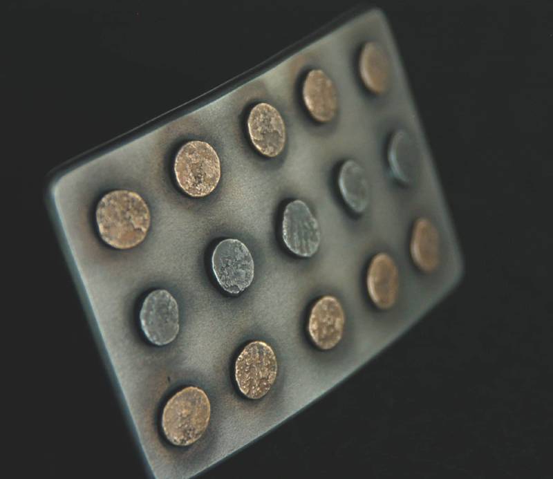 Gürtelschnalle Mit Rotem Pünktchenmuster Edelstahl & Bronze, Made in Canada von ironartcanada