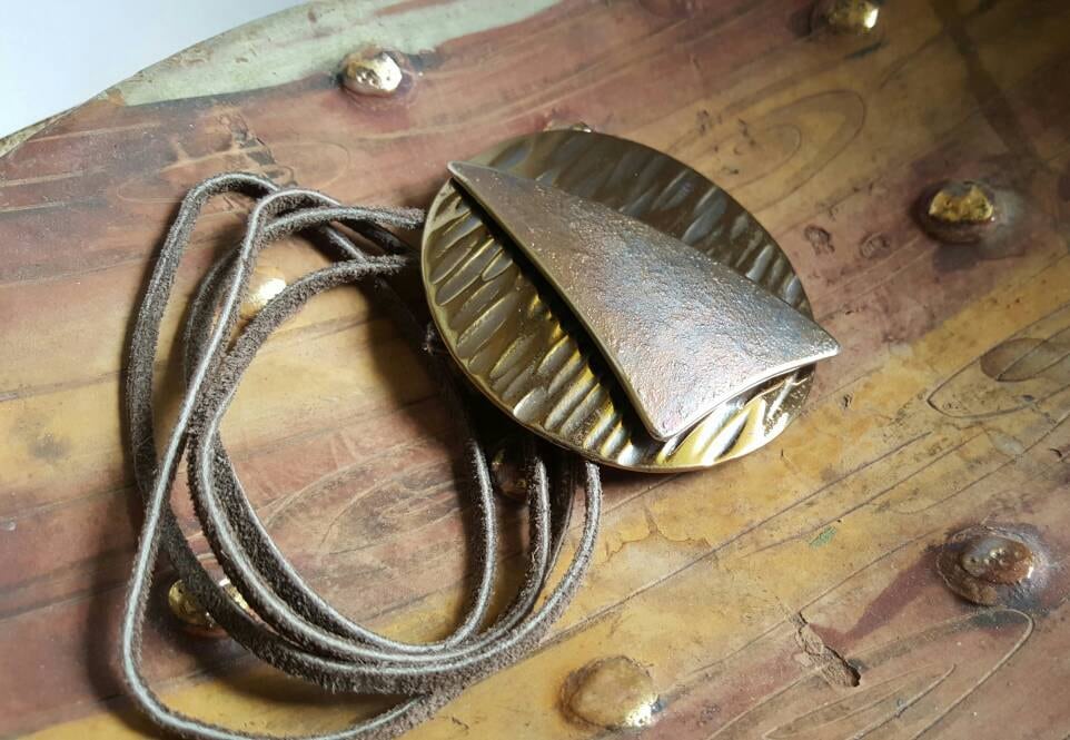 Handgeschmiedeter Segelanhänger Gold & Silber Edelstahl, Lederband von ironartcanada