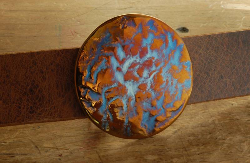Handgeschmiedete Edelstahl-Gürtelschnalle Runde Amboss-Textur, Gold-Orange-Blau von ironartcanada