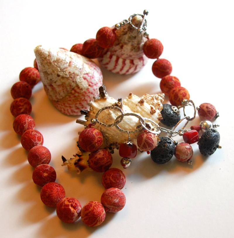 Korallen Und Lava Halskette - Artisan Made Unikat 58 cm Korallen Und Lava Halskette - Artisan Made Unikat 58 cm von isabellez