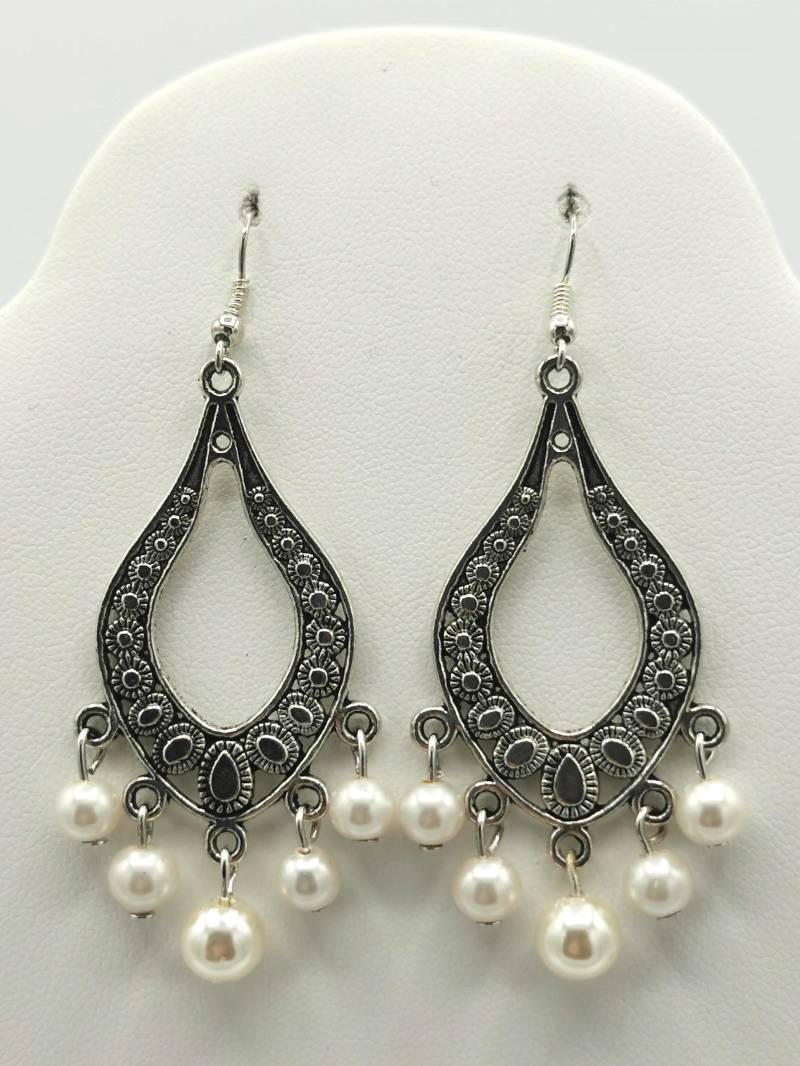 Handgefertigte Ohrringe Mit Weißen Steinen Handgefertigte Ohrringe Mit Weißen Steinen von isajewerly