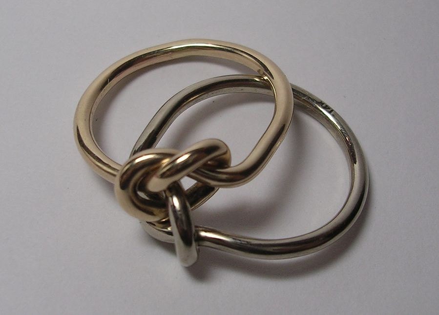 12 Gauge Doppelknoten Ring Aus 14K Gelbgold & Palladiumgold 12 Gauge Doppelknoten Ring Aus 14K Gelbgold & Palladiumgold von isidro