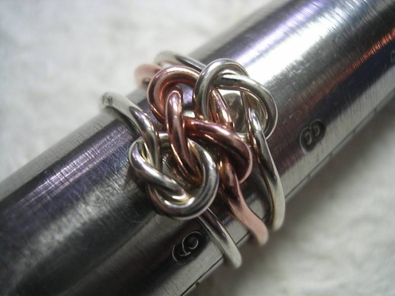 Dreifach-Liebe Knotenring in 14 K Gelb, Rose Und Palladium-Weißgold Dreifach-Liebe Knotenring in 14 K Gelb, Rose Und Palladium-Weißgold von isidro