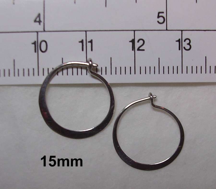 Kleine Creolen in Ihrer Wahl Aus Sterling Silber, 14K Gold, Geschwärztem Niobium Oder Regenbogen Kleine Creolen in Ihrer Wahl Aus Sterling Silber, 14K Gold, Geschwärztem Niobium Oder Regenbogen von isidro
