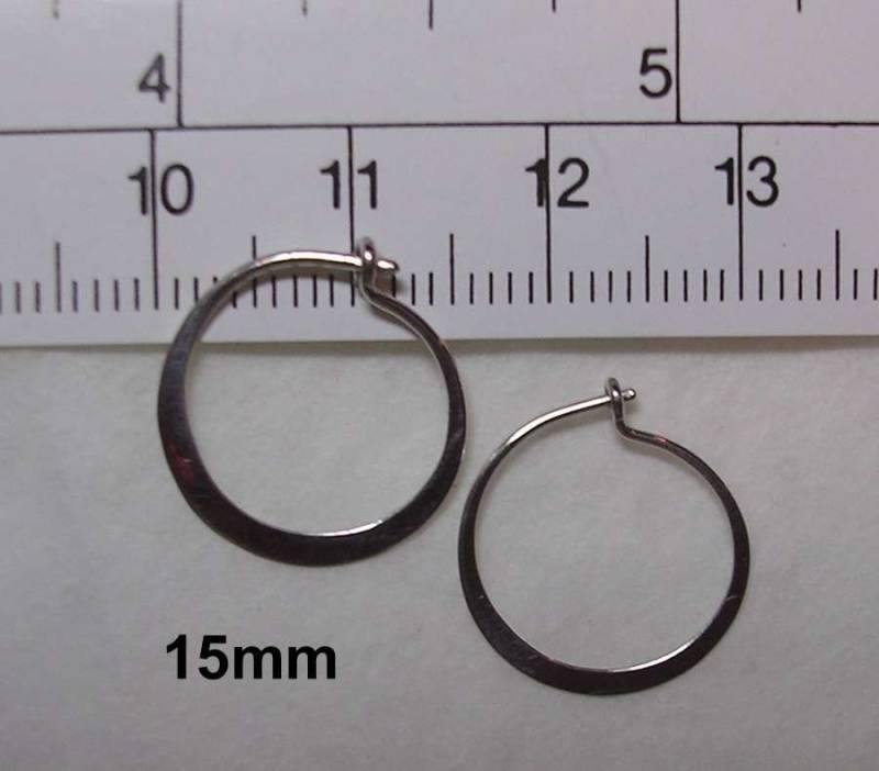 Kleine Creolen in Ihrer Wahl Aus Sterling Silber, 14K Gold, Geschwärztem Niobium Oder Regenbogen von isidro