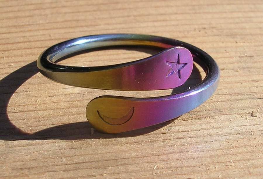 One Turn Moon Star Energy Ring™ Aus Regenbogen Niob - Natürliches Geschwärztes Oder Sterling Silber von isidro