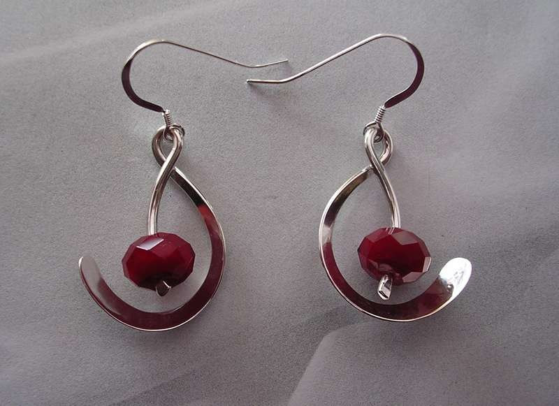Ruby Quarz Und Goldene Mitte Ohrhanger Ruby Quarz Und Goldene Mitte Ohrhanger von isidro