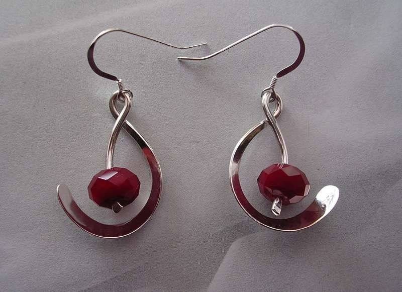 Ruby Quarz Und Goldene Mitte Ohrhanger Ruby Quarz Und Goldene Mitte Ohrhanger von isidro