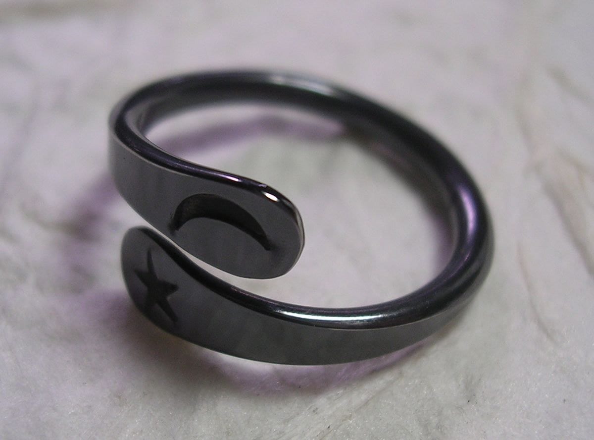 Schwarze Niobium Mond Stern Ring Handgeschmiedet Schwarze Niobium Mond Stern Ring Handgeschmiedet von isidro