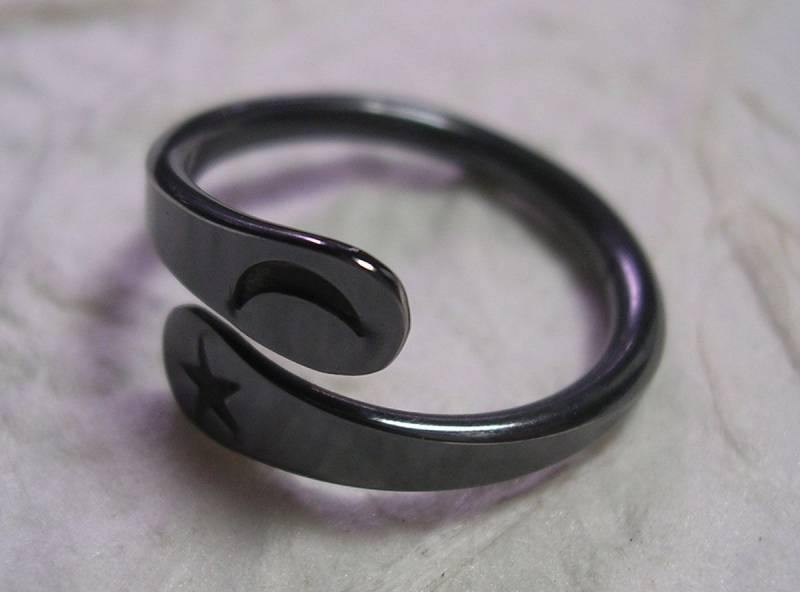 Schwarze Niobium Mond Stern Ring Handgeschmiedet von isidro