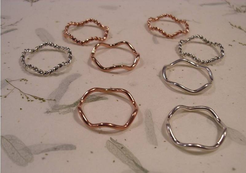 Subtile Wellige Ringe in Twisted Und Plain. Erhältlich Kupfer, Sterling Silber 14K Gold von isidro