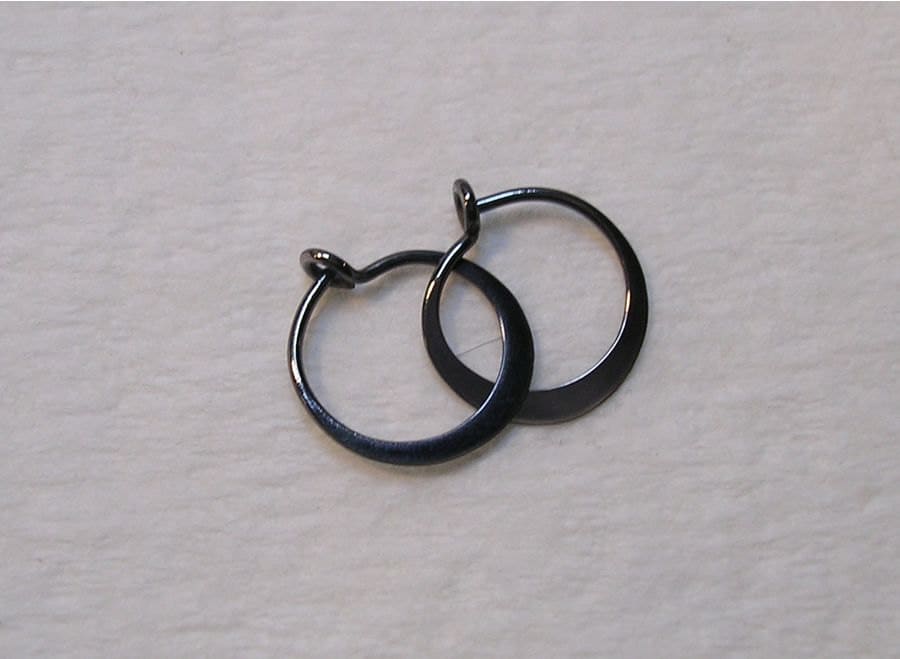 Tiny Sleeper Creolen Aus Geschwärztem Niobium Tiny Sleeper Creolen Aus Geschwärztem Niobium von isidro