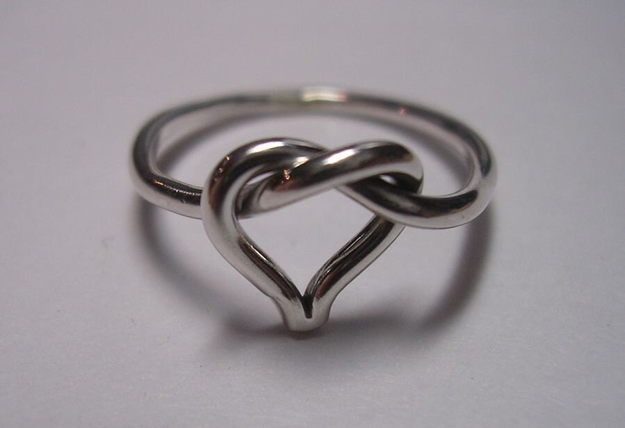 Valentine-Ring. Schöne Herzförmige Liebe Knotenring Valentine-Ring. Schöne Herzförmige Liebe Knotenring von isidro