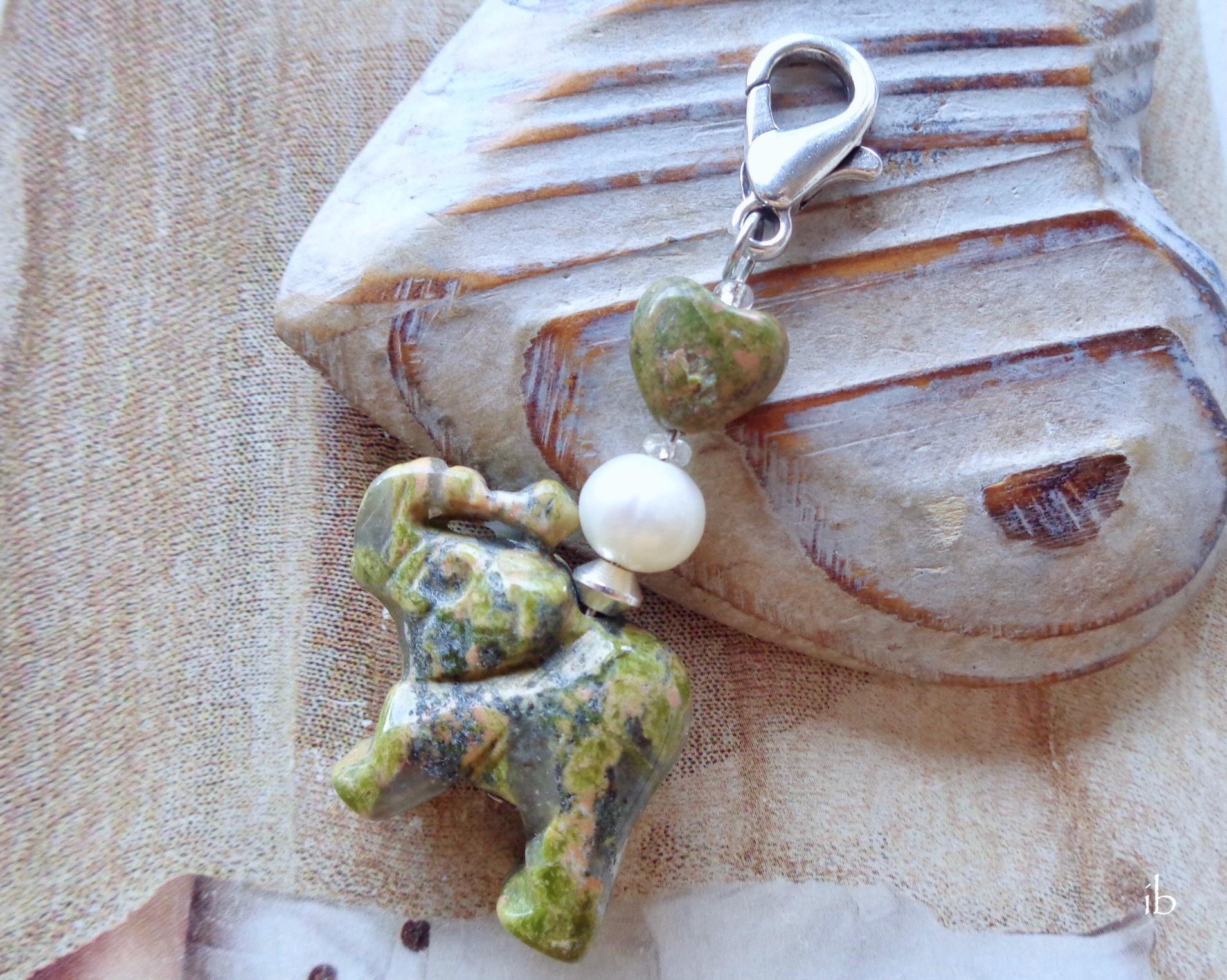 Wechselanhänger ⋆ Elefant Mit Rüssel Nach Oben Unikat Herz Epidot Süßwasserperle Grün Weiß Silber Charm Anhänger Krafttier von islablanca