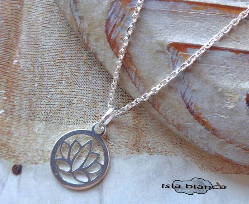 Zartes Collier ⋆ Lotus Silberkettchen Lotusblume Lotusblüte Silber Kurze Kette Silberkette Feine Ankerkette Yoga Zartes Collier ⋆ Lotus Silberkettchen Lotusblume Lotusblüte Silber Kurze Kette Silberkette Feine Ankerkette Yoga von islablanca