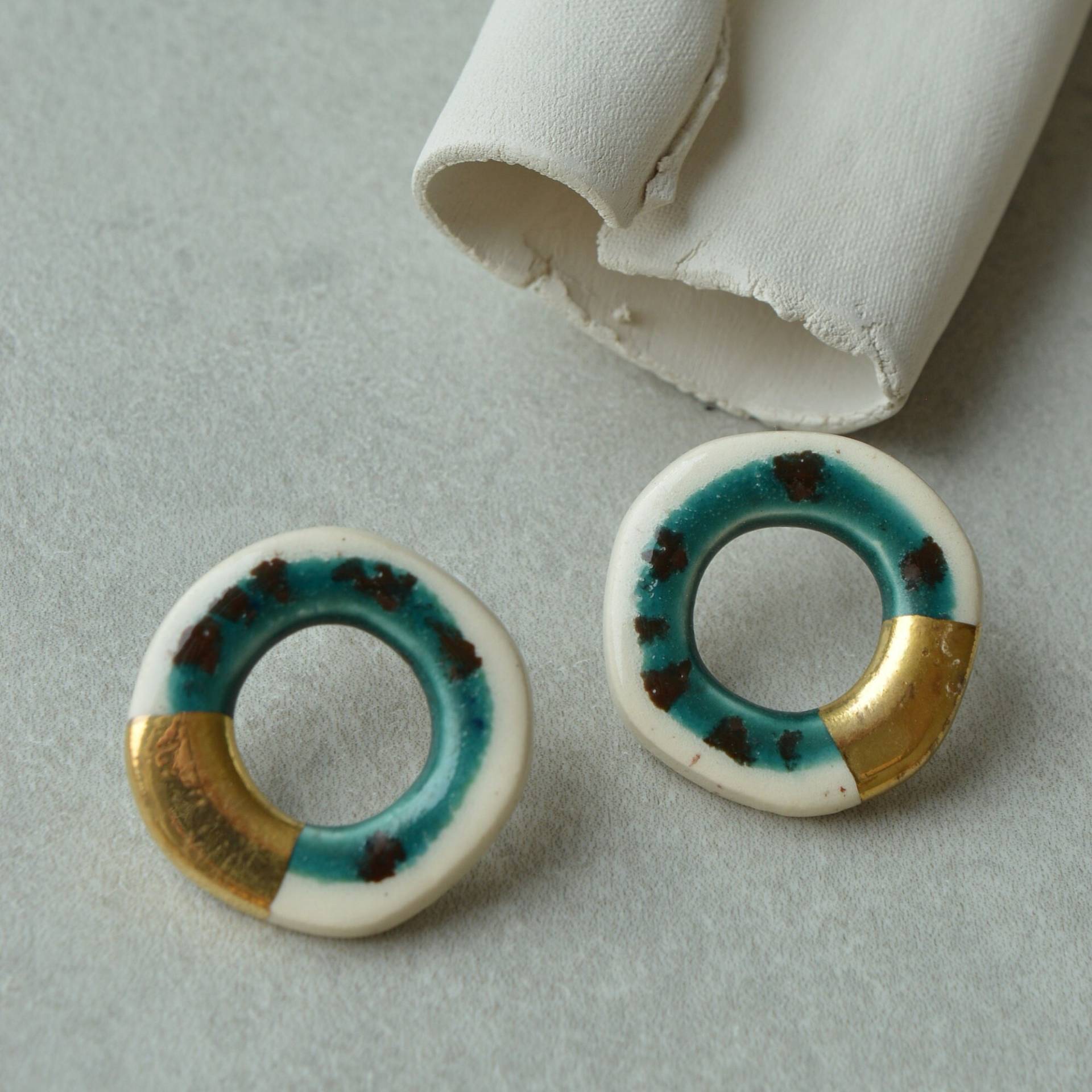 Handgemachte Keramikohrringe Mit Gold, Ausgeschnittene Ohrstecker, Statement-Ohrstecker, Einzigartige Schmuckgeschenke Für Sie von islaclay