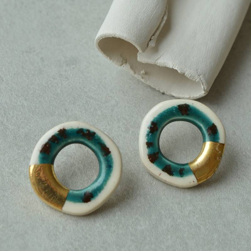 Handgemachte Keramikohrringe Mit Gold, Ausgeschnittene Ohrstecker, Statement-Ohrstecker, Einzigartige Schmuckgeschenke Für Sie von islaclay