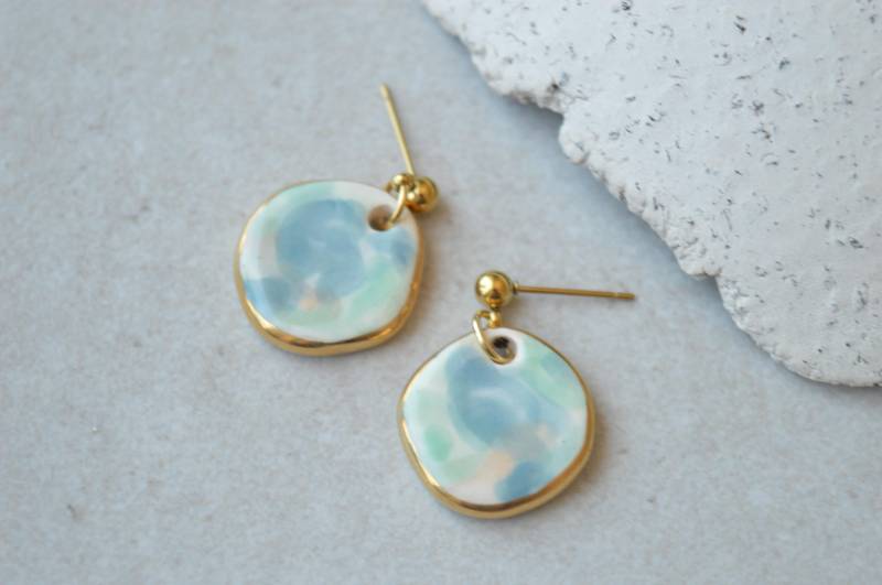 Kleine Elegante Keramikohrringe in Wasserfarbe, Handgemachtes Schmuckgeschenk Für Sie von islaclay