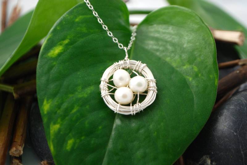 Vogel-Nest-Halskette, Sterlingsilber Mit Drei Süßwasserperlen-Eiern von islandofali