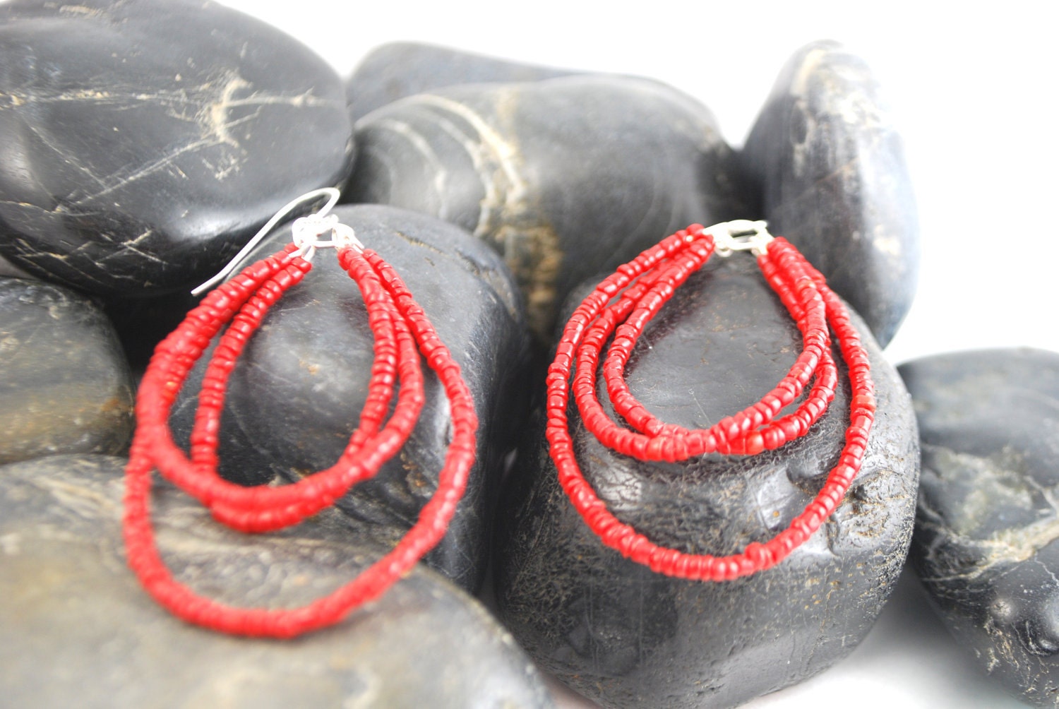 sterling Silber, Coral Beaded Tear Drop Ohrringe sterling Silber, Coral Beaded Tear Drop Ohrringe von islandofali