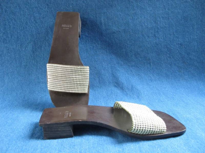 Nikki B Ny Braune Ledersandale Mit Grünem Glasperlenband von itgirlvintagecloset