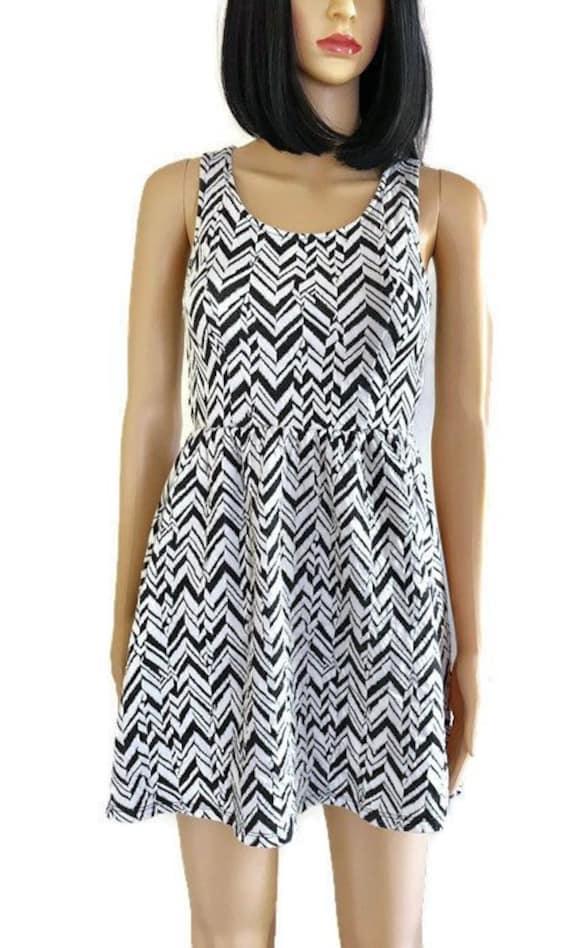 Rewind, Chevron-Muster, Schwarze Und Weiße, Metall-Reißverschluss, Größe Xs Frau Kleid in Futter, Über Dem Knie Genäht Rewind, Chevron-Muster, Schwarze Und Weiße, Metall-Reißverschluss, Größe Xs Frau Kleid in Futter, Über Dem Knie Genäht von itisLacies