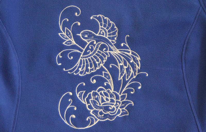 Frau-Saphir Blaue Fleece-Jacke Mit Gestickten Vogel Und Rose Design von itssewsherry