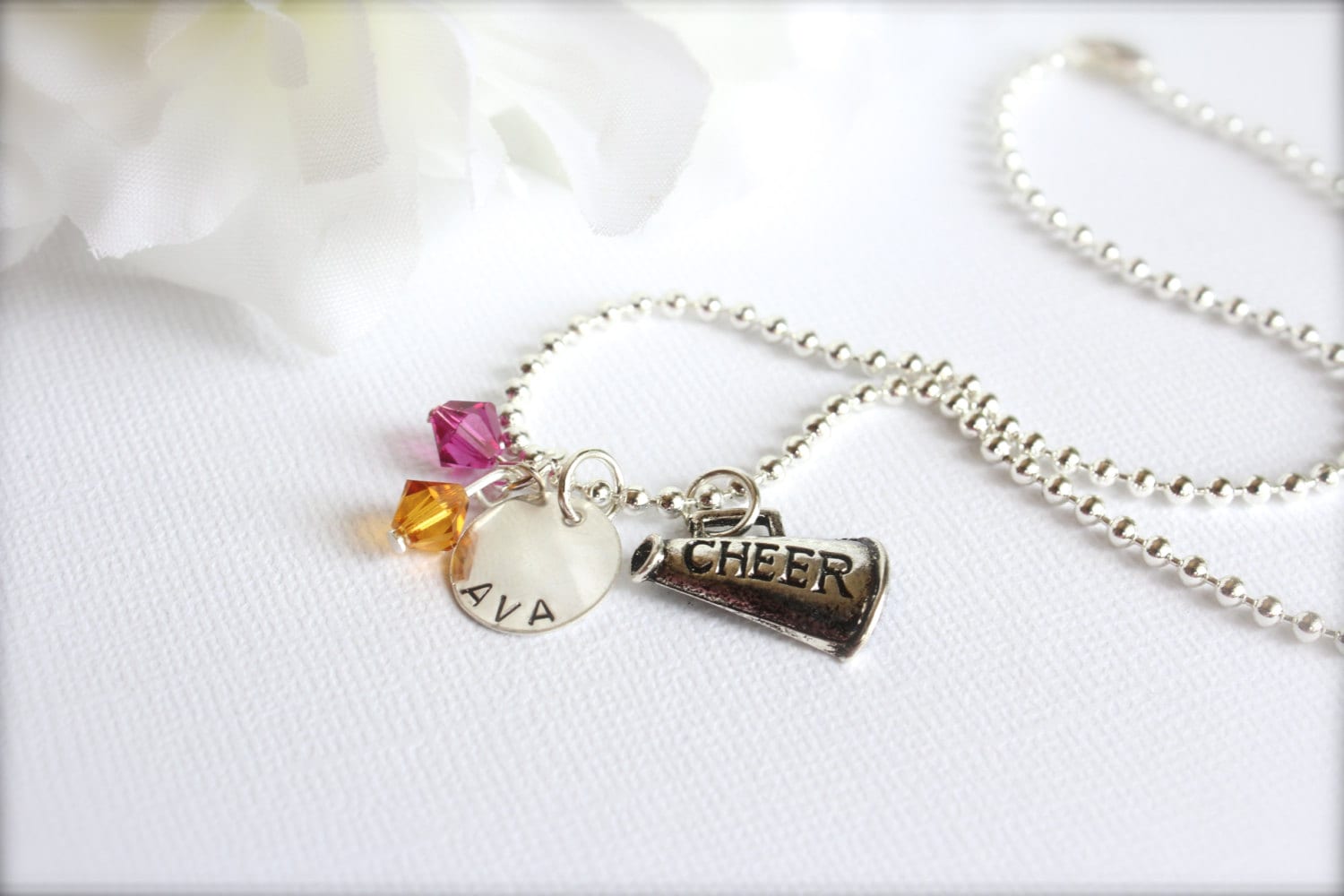 Cheer Halskette, Personalisierte Sterling Silber Name Charm Mädchen Megaphon Cheerleader Team Farben von ittybittyBBoutique