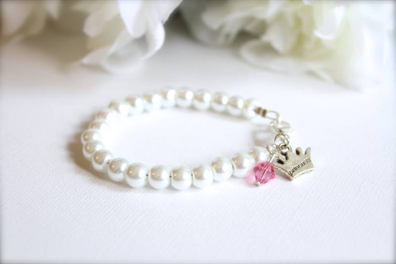 Kleine Prinzessin Armband, Mädchen Perlenarmband Krone Tiara Charm, Geburtsstein Kleines Baby Geschenk, Rosa Weiße Elfenbein Perlen von ittybittyBBoutique