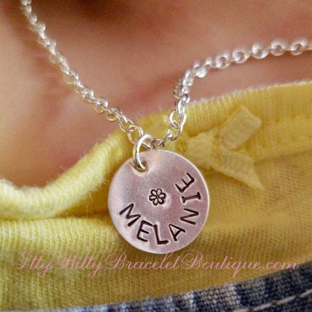 sterling Silber Blumenmädchen Geschenk Personalisierte Namenskette Kleine Mädchen Schmuck Hochzeit Gastgeschenk Kinderschmuck von ittybittyBBoutique