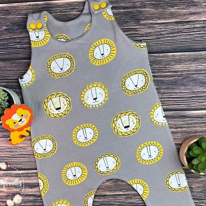 Löwe Baby Strampler, Tier Kleidung, Harem Jungen Babypartygeschenk, Nach Hause Kommen Outfit von ittybittybundlesshop