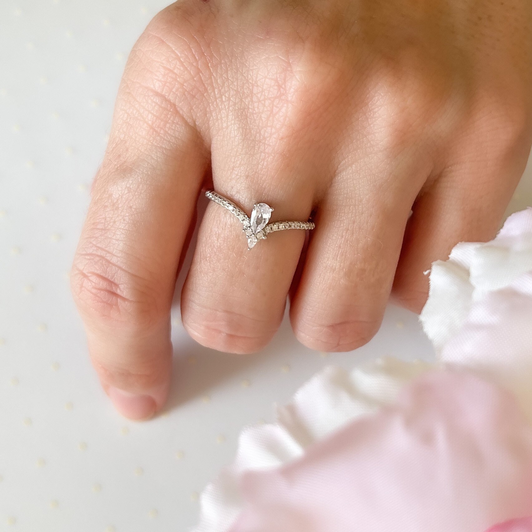 Tropfen 925 Sterling Silber Ring | Zarter Chevron Mit Cubic Zirkonia Zierlicher Verlobungsring Besetzter Silberring von iuaccessories